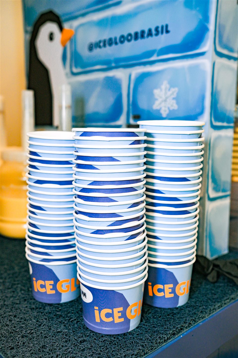 Copos IceGloo organizados na estrutura de atendimento