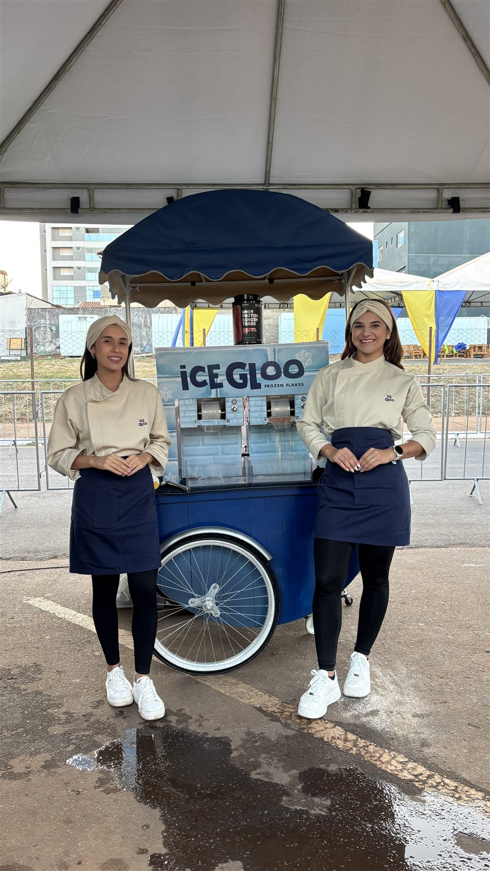 Equipe IceGloo ao lado da estrutura de atendimento
