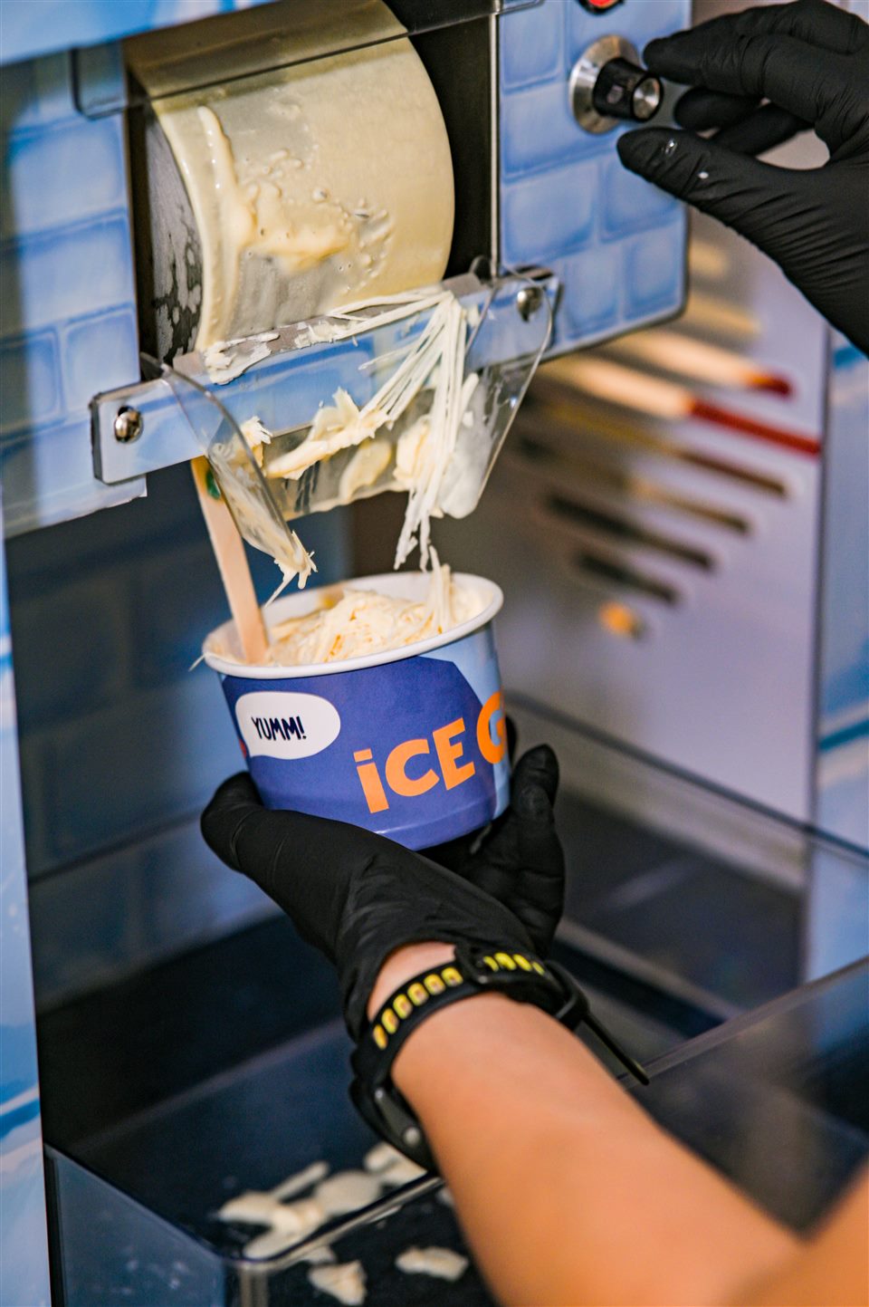 Flocos de sorvete IceGloo preparados diretamente no copo