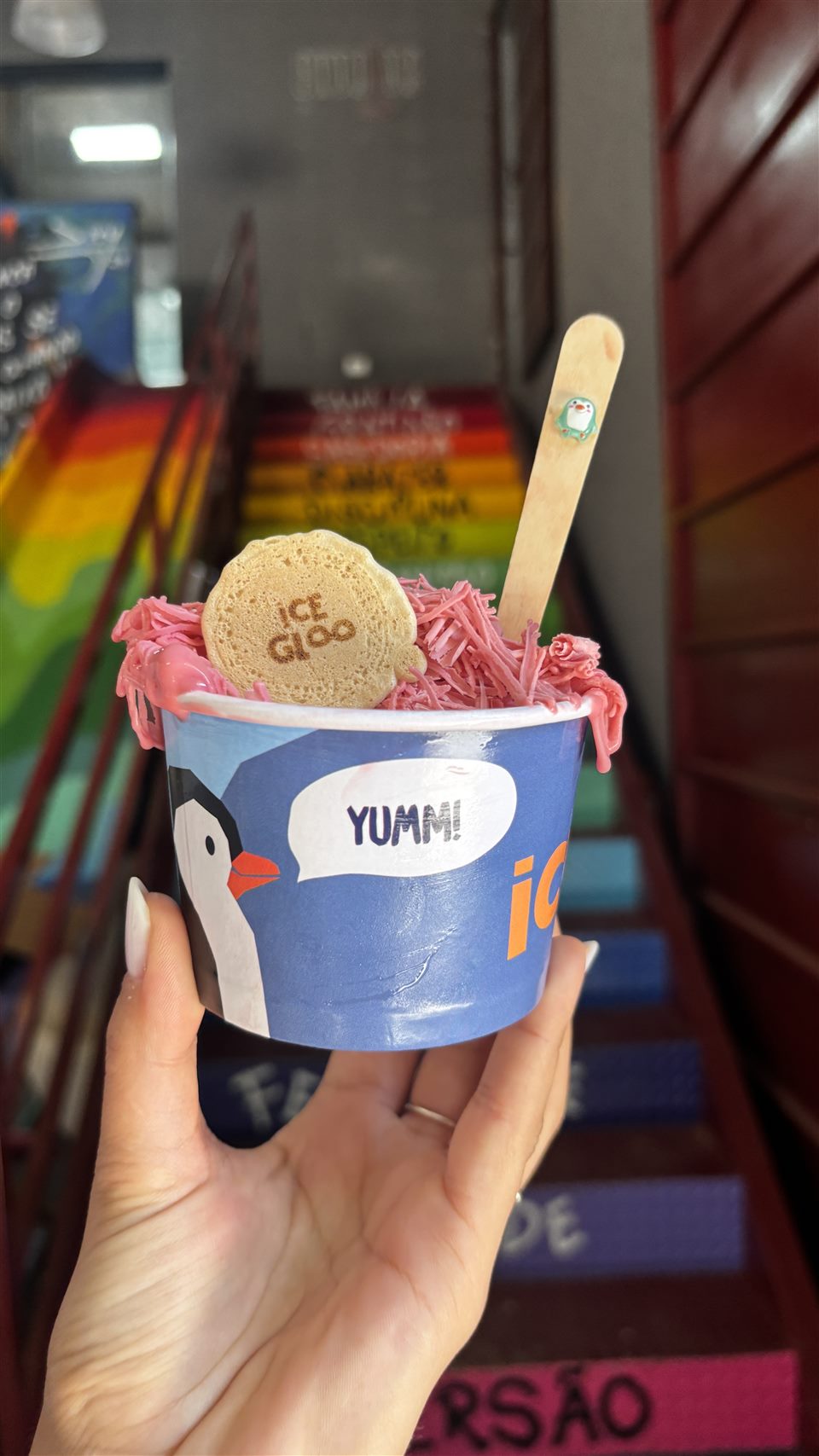 Copo IceGloo com sorvete rosa e acompanhamentos