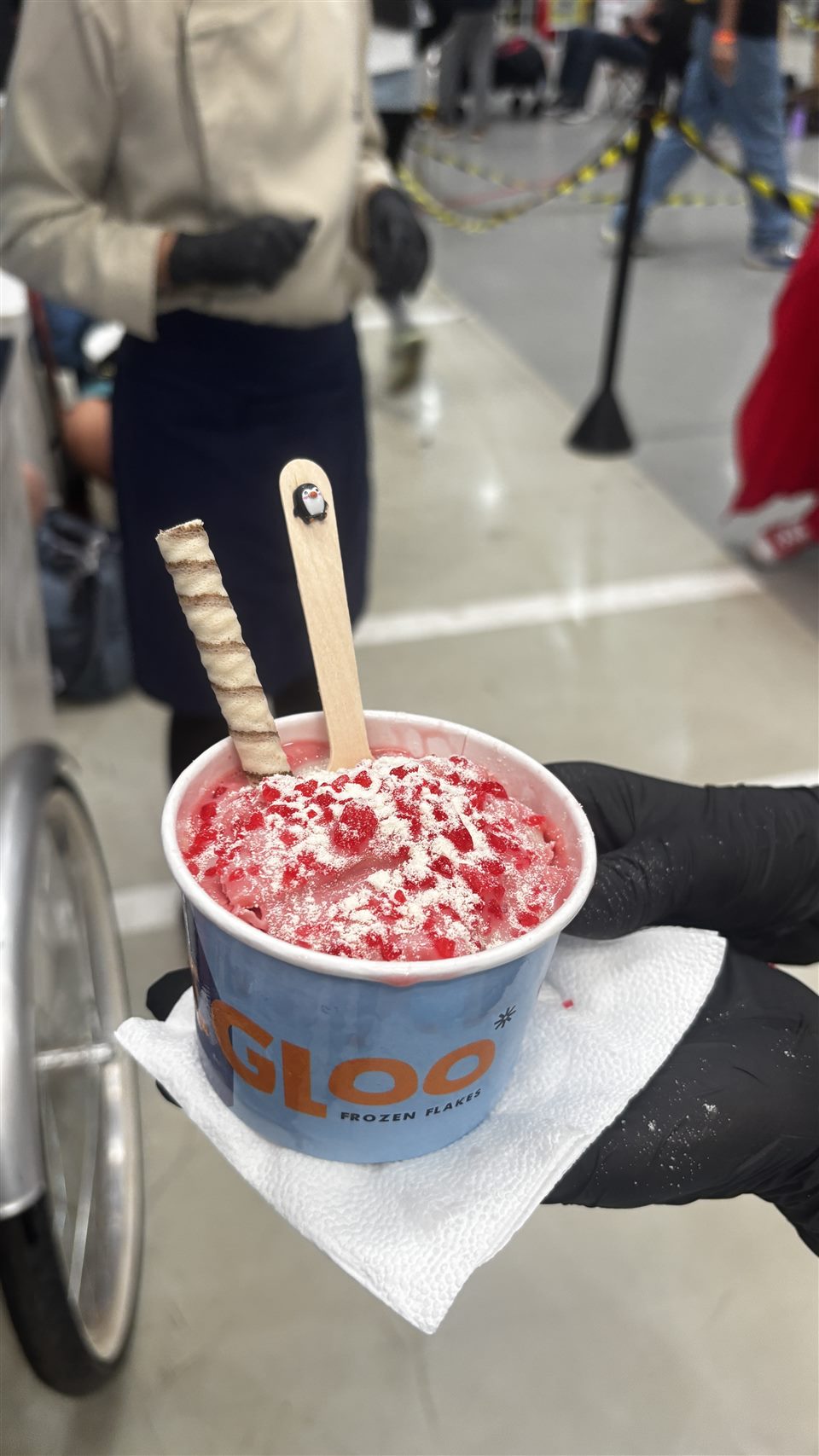 Sorvete em flocos com toppings e colher IceGloo